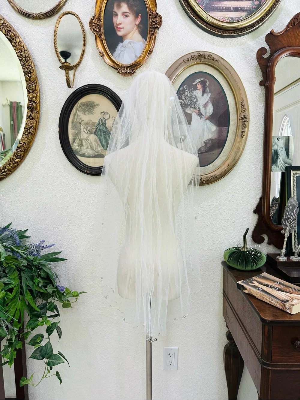 Classic White Lace Bridal Veil with Scalloped Edging